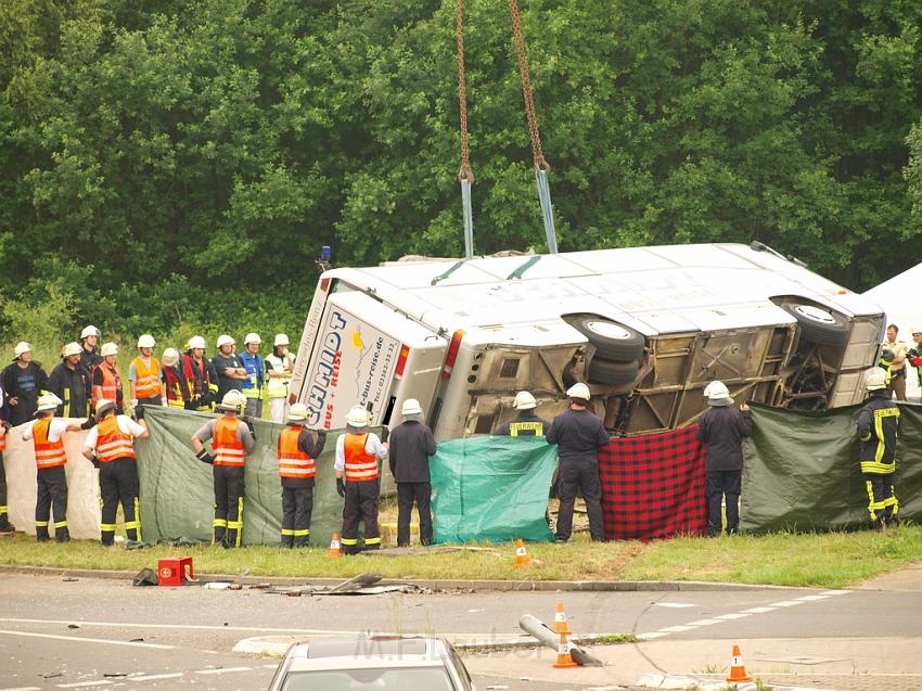 Schwerer Unfall mit Reisebus Lohmar Donrather Dreieck P444.JPG